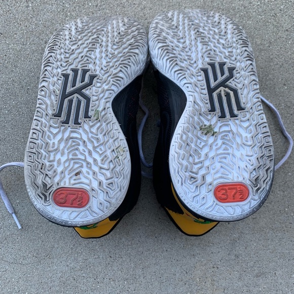 Kyrie NIKE 5 Youth  Boy Flytrap Basketball Yellow Athletic Lace Shoe - Picture 3 of 7